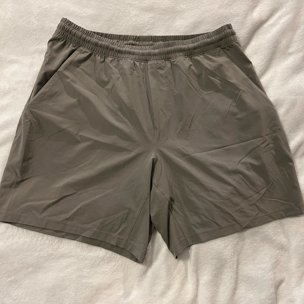 Lululemon Pacebreaker Short Linerless 5” inseam, Greenish Gray, L